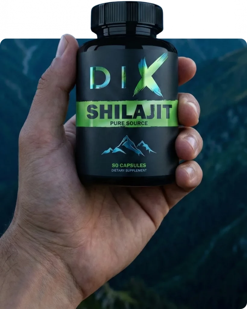 Flacon de capsules DIX Shilajit, complément alimentaire naturel, tenu en main avec paysage montagneux en arrière-plan.