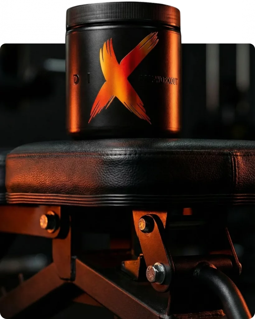 Pot de pré-entraînement DIX sur un banc de musculation.