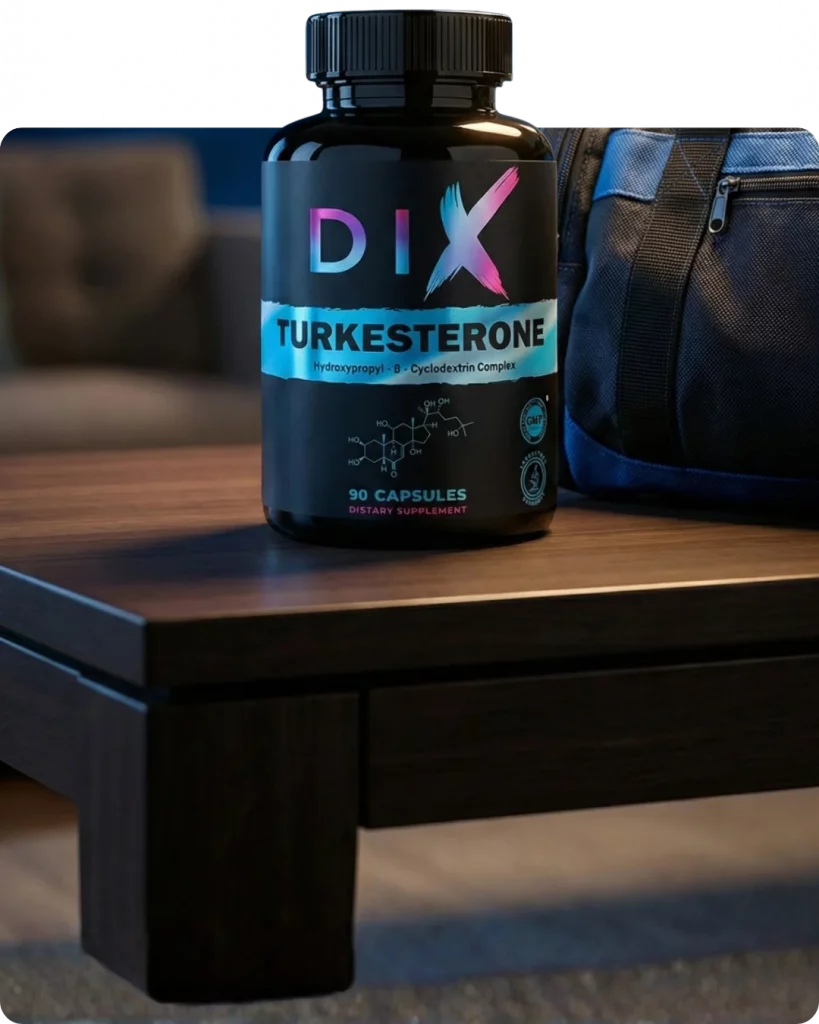 Flacon de compléments alimentaires DIX Turkesterone, contenant 90 capsules, posé sur une table près d'un sac de sport.