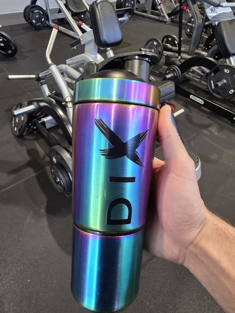 Mehrfarbiger Proteinshaker mit DIX-Fach