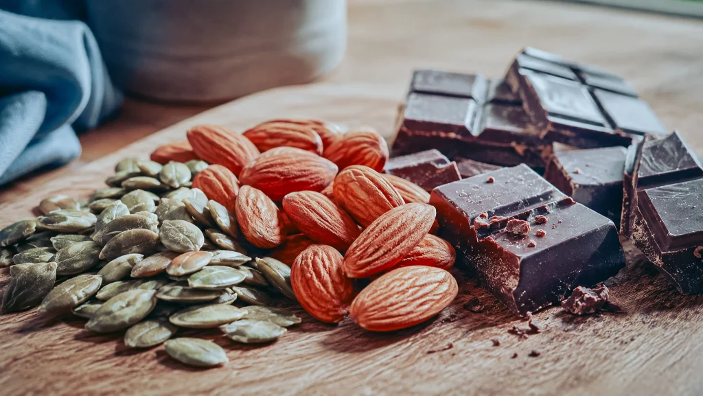 Graines de courge, amandes et chocolat noir, sources de magnésium