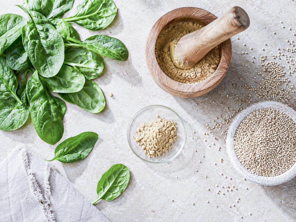 Épinards, quinoa et extrait végétal, sources d'anabolisants naturels