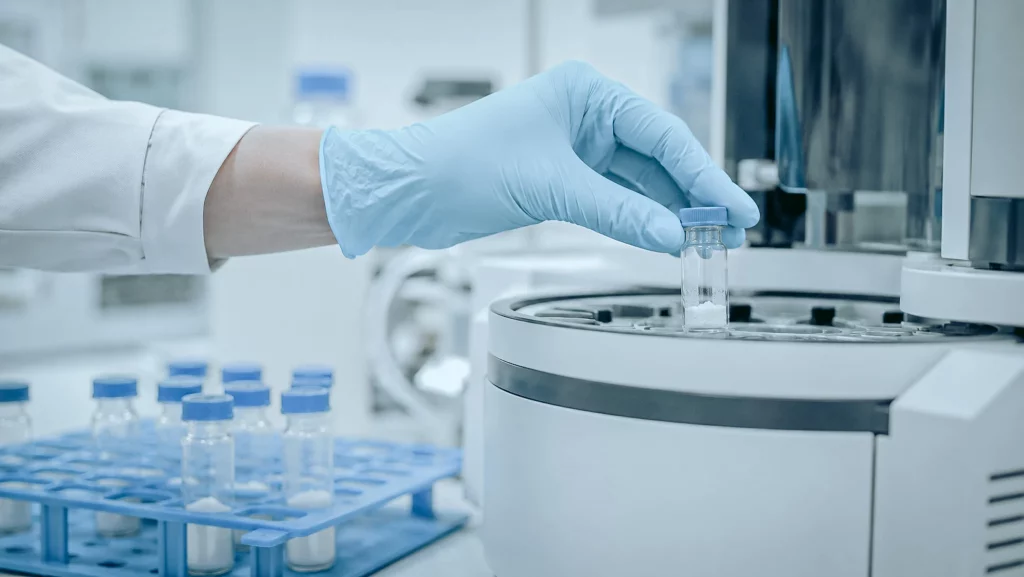 Contrôle de pureté en laboratoire : flacon de créatine placé dans un appareil d'analyse
