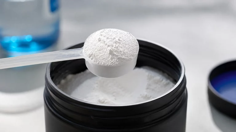 Dose de créatine monohydrate mesurée à la dosette, dosage quotidien