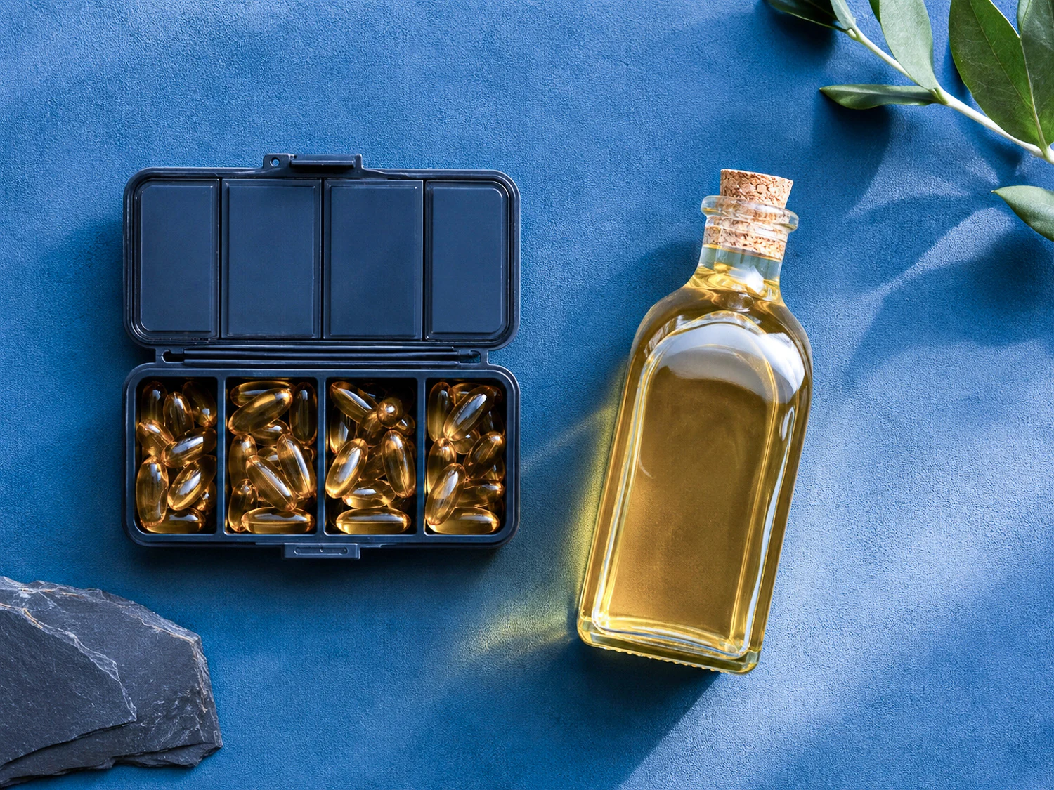 Flacon et boîte de gélules d'oméga 3 frais DIX sur fond bleu