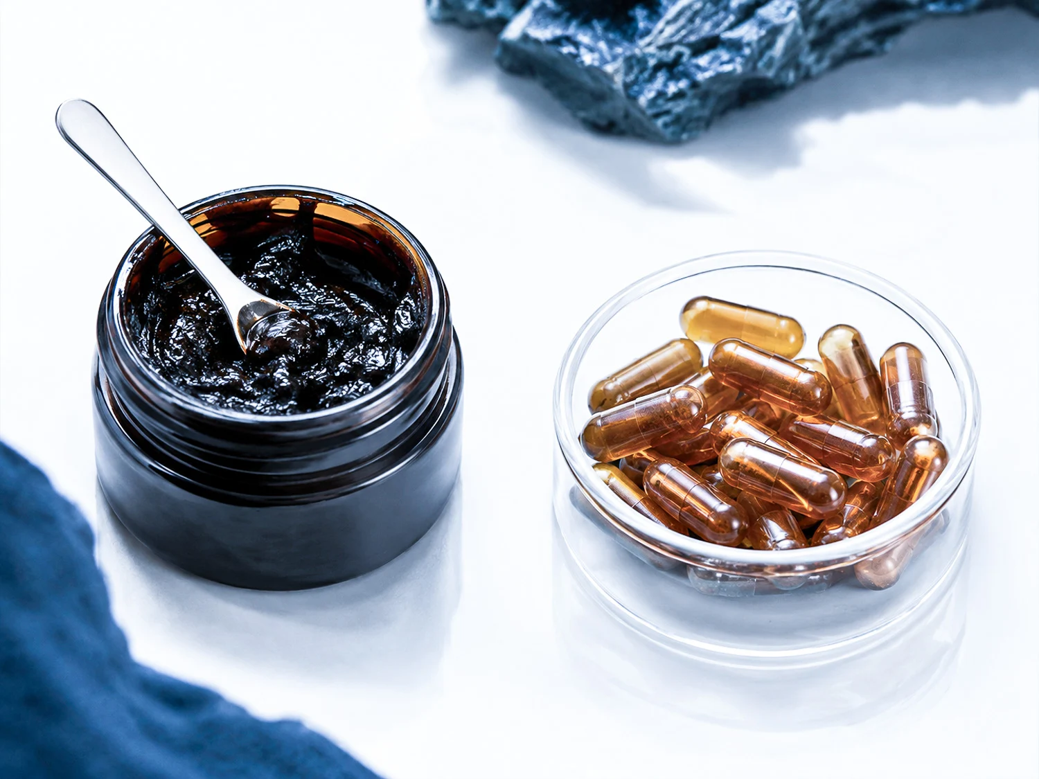 Gélules et résine de shilajit sur fond blanc pour la nutrition sportive.