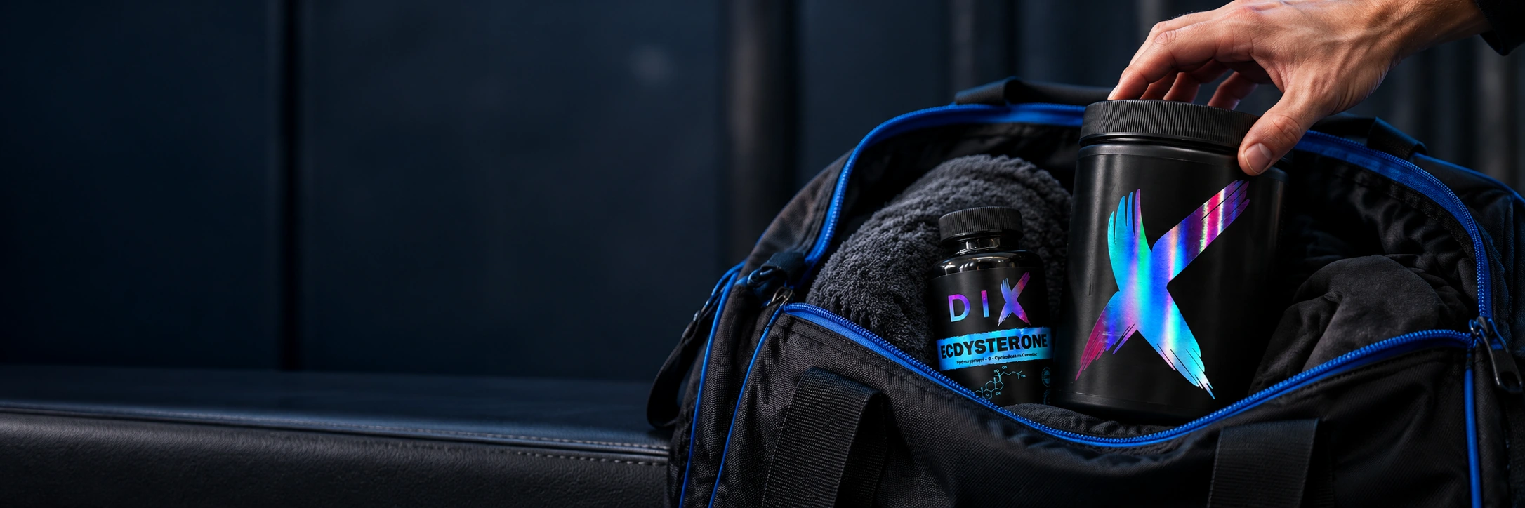 Pre-Workout DIX et Ecdystérone DIX rangés dans un sac de sport